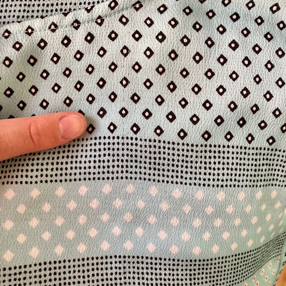 Vince Camuto women’s size small cute blue patterned top with side tie accent - Picture 8 of 8